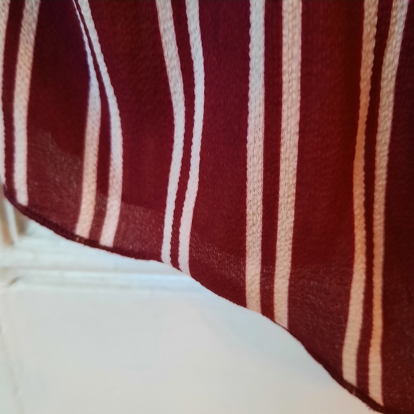 SOLD SALE BUNDLE 3 FOR 16$ Burgundy and white light top - Picture 6 of 9